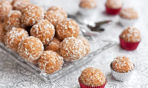 Bomboane cu biscuiti si fulgi de nuca de cocos  Sursa foto shutterstock 107127485 jpg