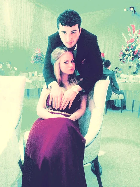 Victor a răsfăţat-o pe Alexandra mai bine de un an. A dus-o în vacanţe, la petreceri luxoase şi i-a făcut chiar şi un salon de înfrumuseţare