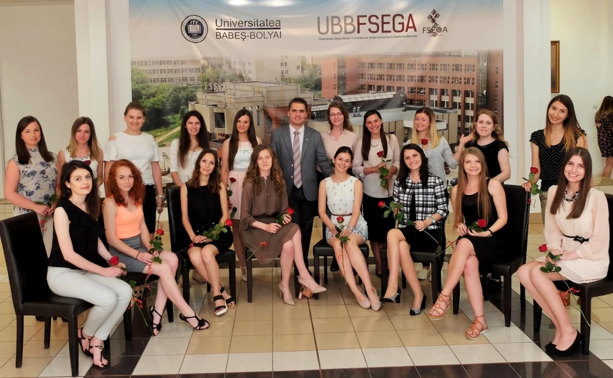 Cei 19 şefi de promoţie de la cea mai mare facultate din ţară, alături de Răzvan Mustaţă, decanul FSEGA.