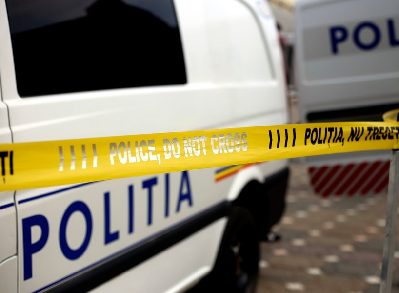 ALERTĂ Un pistol cu trei gloanțe a fost găsit într-o pubelă de gunoi din Galați. Arma nu figurează în bazele de date a Poliției
