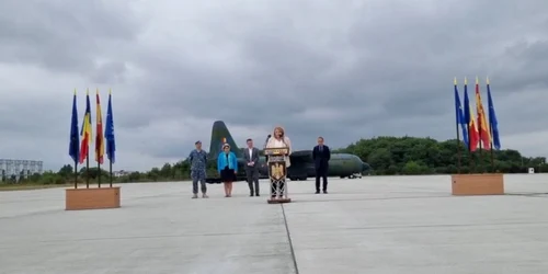 Declaraţii de presă în Baza 90 Transport Aerian cu prilejul transportării unor artefacte în Spania. Captura video