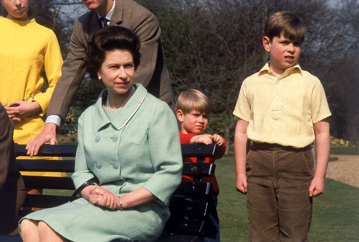 Regina Elisabeta alături de mezinul Prinț Edward (mijloc) și repudiatul Andrew (dreapta)