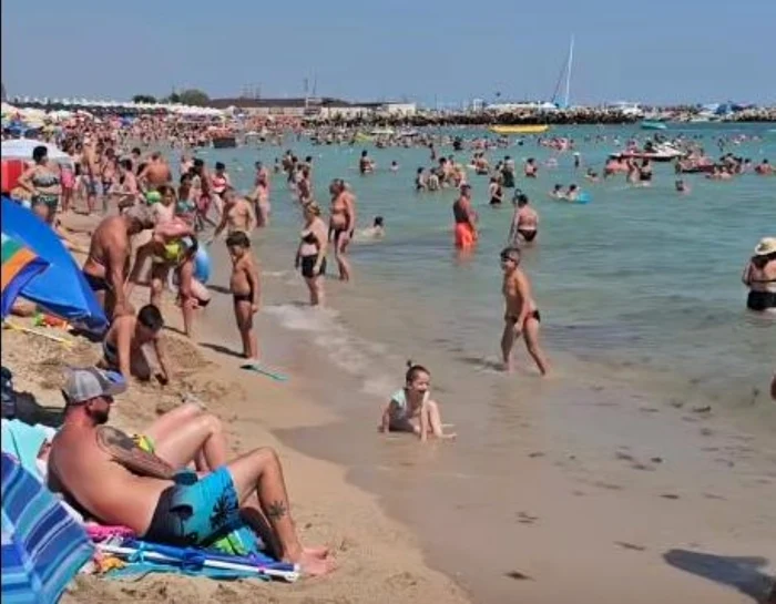Cu cearşaful aproape în apă- FOTO: captură video