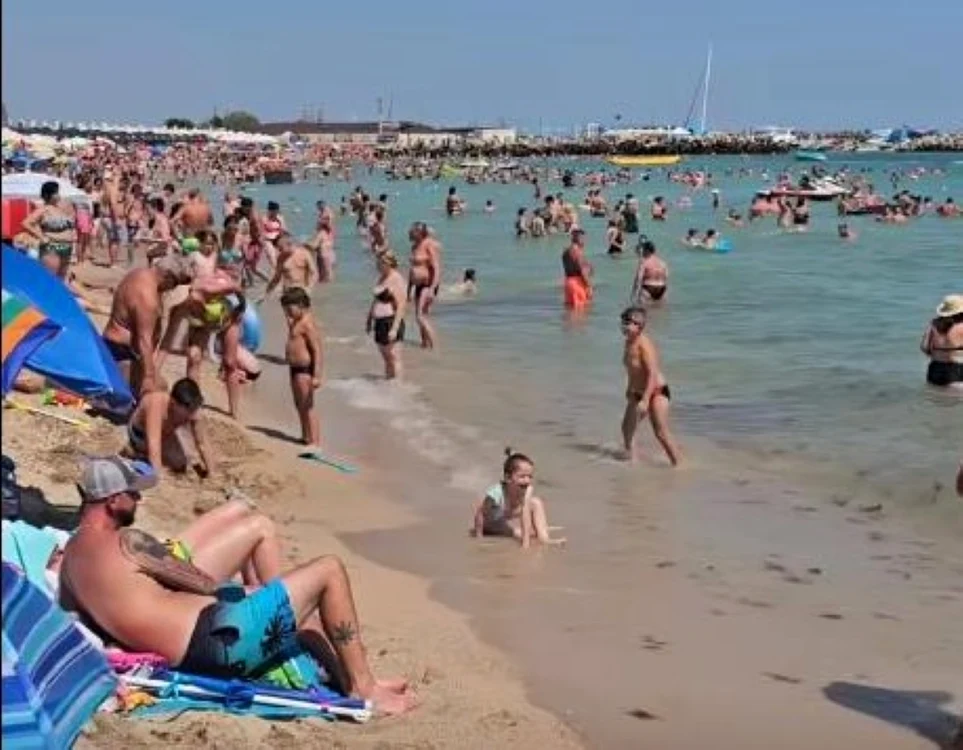 Cu cearşaful aproape în apă- FOTO: captură video