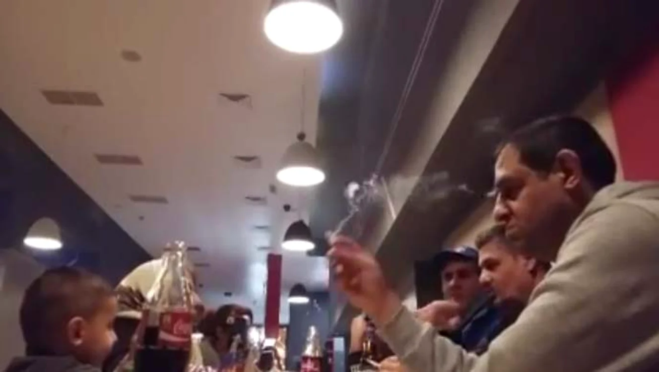 Adulţii au ieşit la cafenea însoţiţi de băieţelul lor foto: captură video