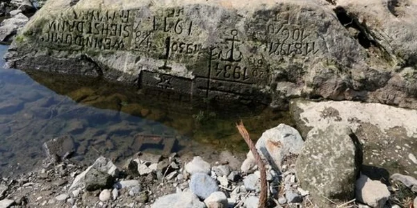 Pietre ale Foamei au ieşit la suprafaţă în răurile germane şi cehe FOTO Twitter