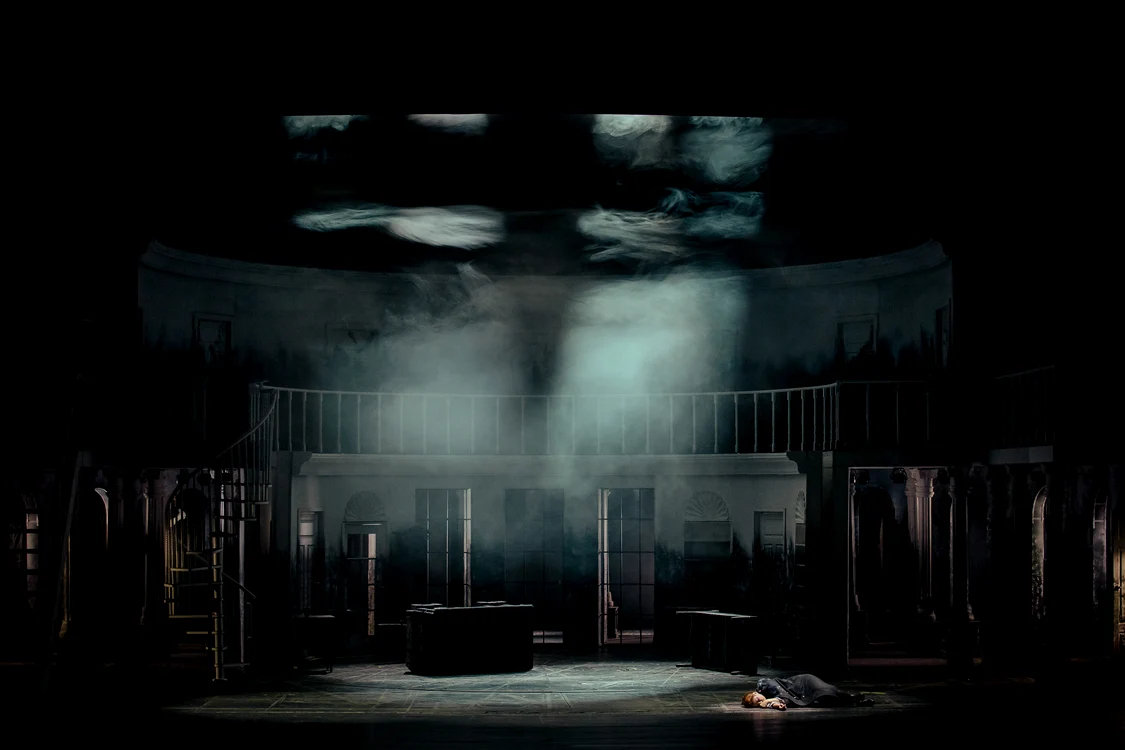 Decor din actul al II-lea. Foto Andrei Grigore / Opera Națională București