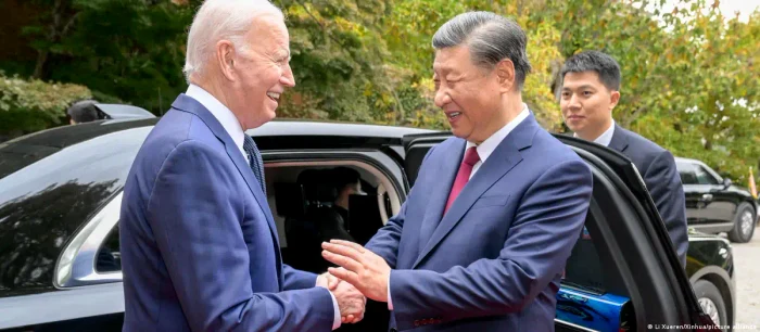 Joe Biden și Xi Jinping la San Francisco, în fața limuzinei președintelui chinez