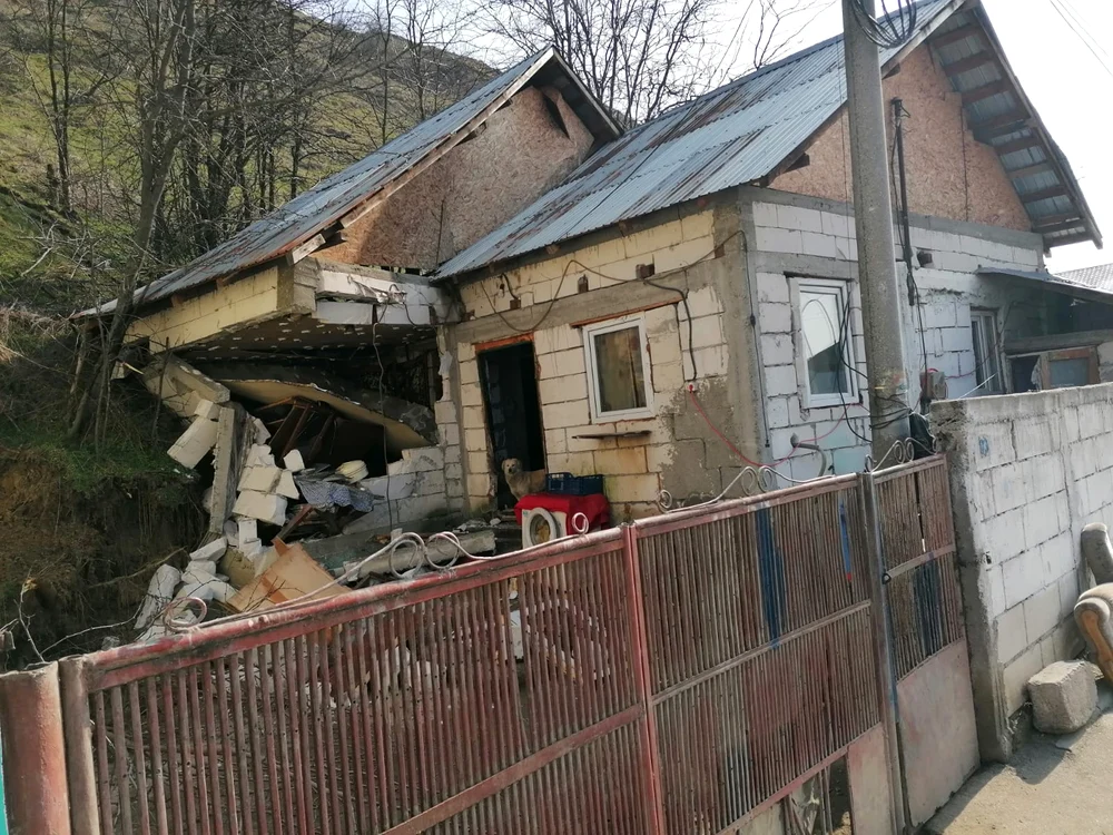 Pământul „înghite” încet casa de la baza dealului FOTO: Alina Mitran