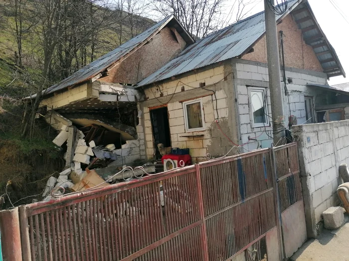 Pământul „înghite” încet casa de la baza dealului FOTO: Alina Mitran