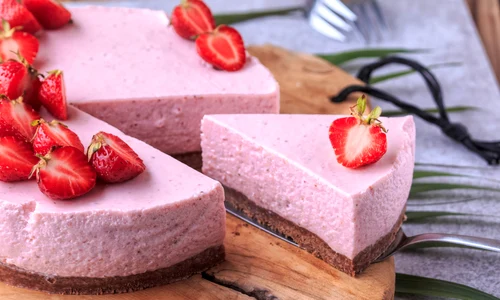 Tort cu mousse de capsuni  Sursa foto shutterstock 1438016888 jpg