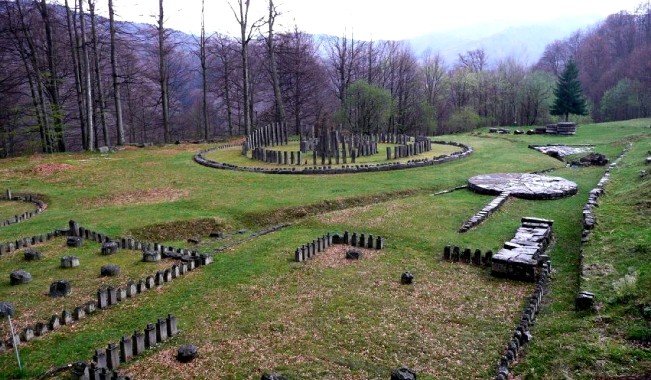 Două mașini au ars în parcarea sitului de la Sarmizegetusa Regia