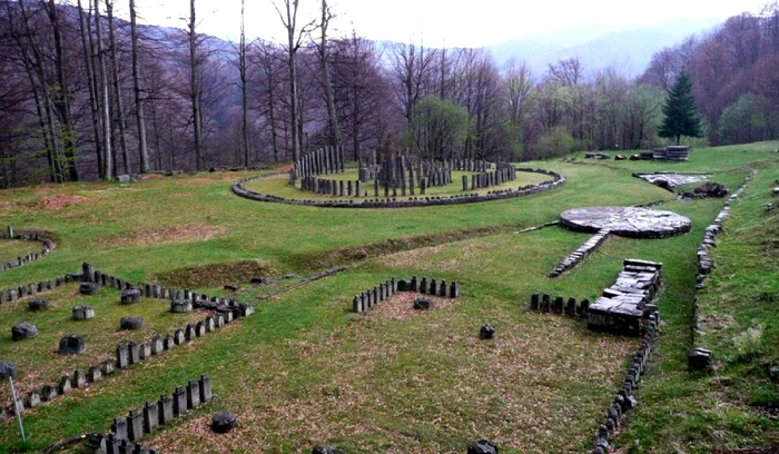 Două mașini au ars în parcarea sitului de la Sarmizegetusa Regia