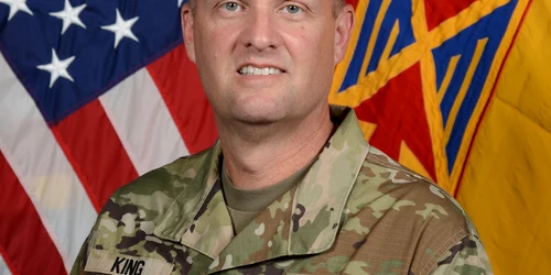 Generalul KING CURTIS BG  Foto 10thaamdc army mil jpg