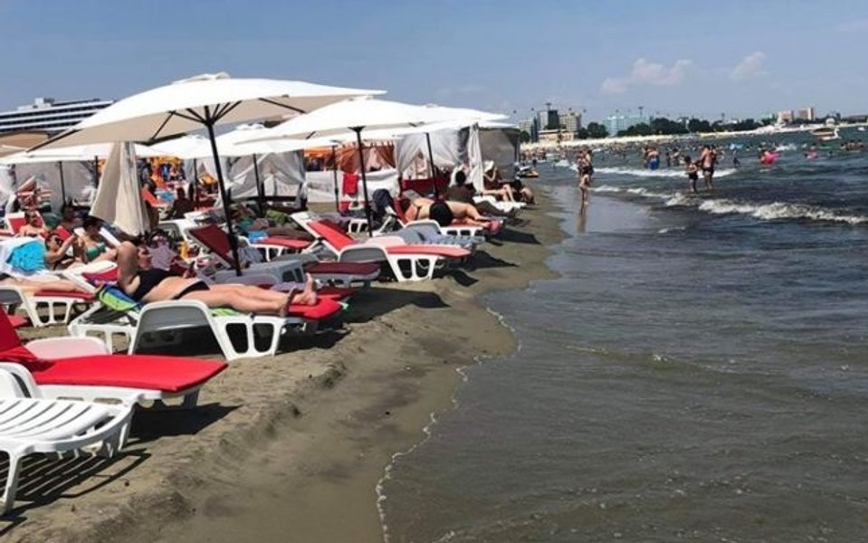 Noi reguli pe plaje. Avertismentul ministrului Mediului: „Anul acesta, toate şezlongurile puse ilegal vor fi ridicate”
