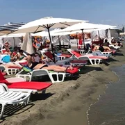 mare sezlong plaja umbrela jpeg