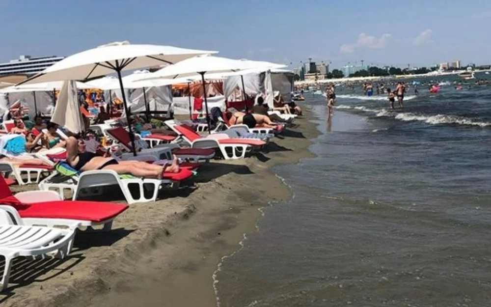Noi reguli pe plaje. Avertismentul ministrului Mediului: „Anul acesta, toate şezlongurile puse ilegal vor fi ridicate”