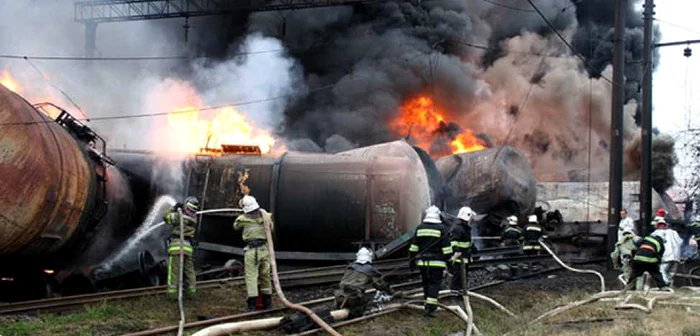 Oraşul Horodişce, cu 14.480 de locuitori, a fost plasat în stare de urgenţă după ce un tren care transporta petrol a deraiat. FOTOGRAFII via „KyivPost”