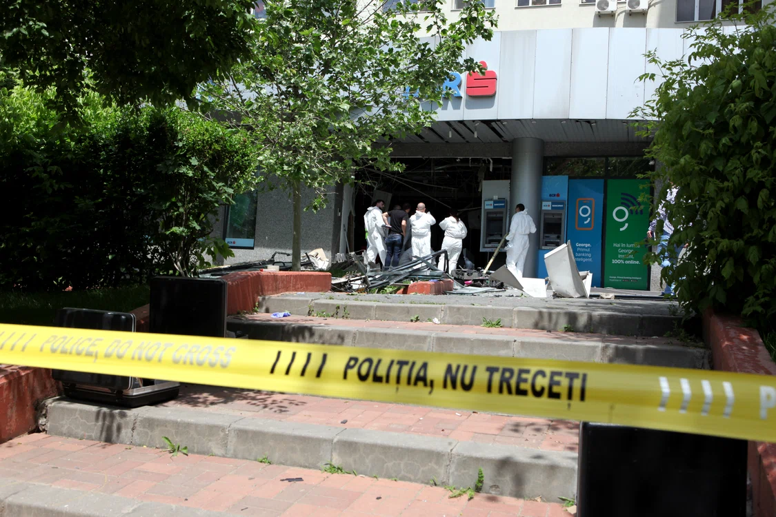 
    Clădirea băncii, devastată de explozie. Hoții au dat atacul la primele ore ale dimineții. Poliția a început o anchetăfoto: Florin Șuler Click!  