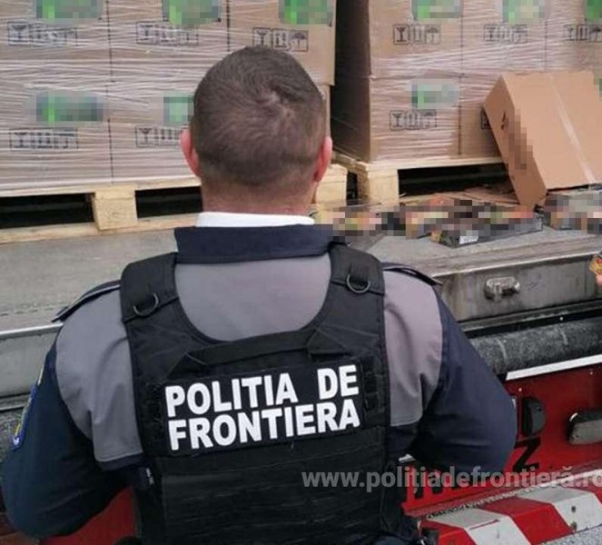 Români prinși în timp ce încercau să-i mituiască pe agenții de la Vama Nădlac. Ce sumă le-au oferit