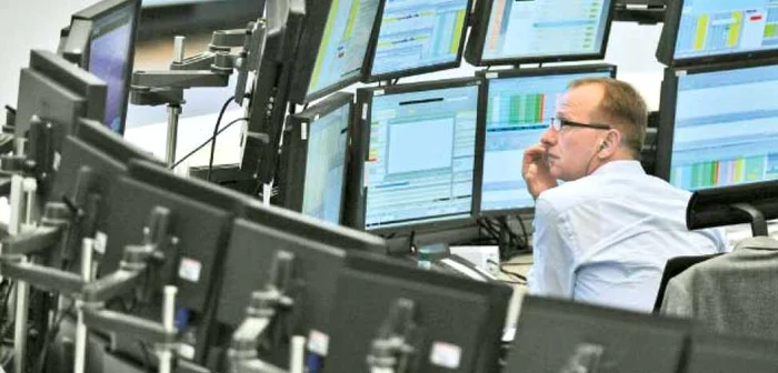 Pe cadranele investitorilor, veştile sunt "una caldă, alta rece"