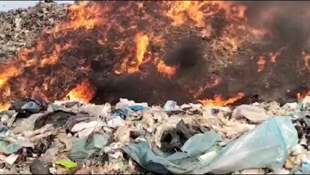 Localnicii din Titu au primit avertizare de tip RO-Alert după ce groapa de gunoi a luat foc VIDEO