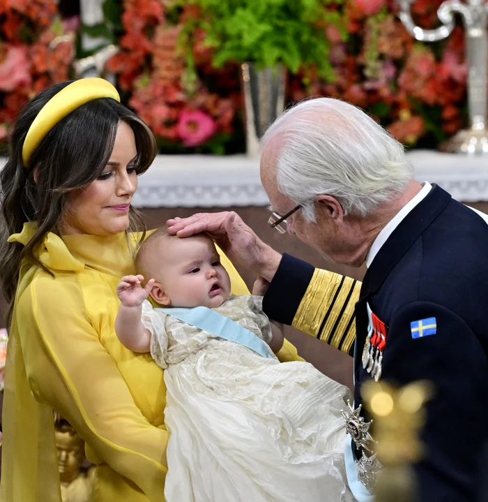 Prințul Carl Philip alături de fiica sa, Prințesa Ines, și Prințesa Sofia, în timpul botezului Prințesei Ines, la Capela Palatului Drottningholm din Stockholm, Suedia, pe 13 iunie 2025 Foto Profimedia (5) jpg