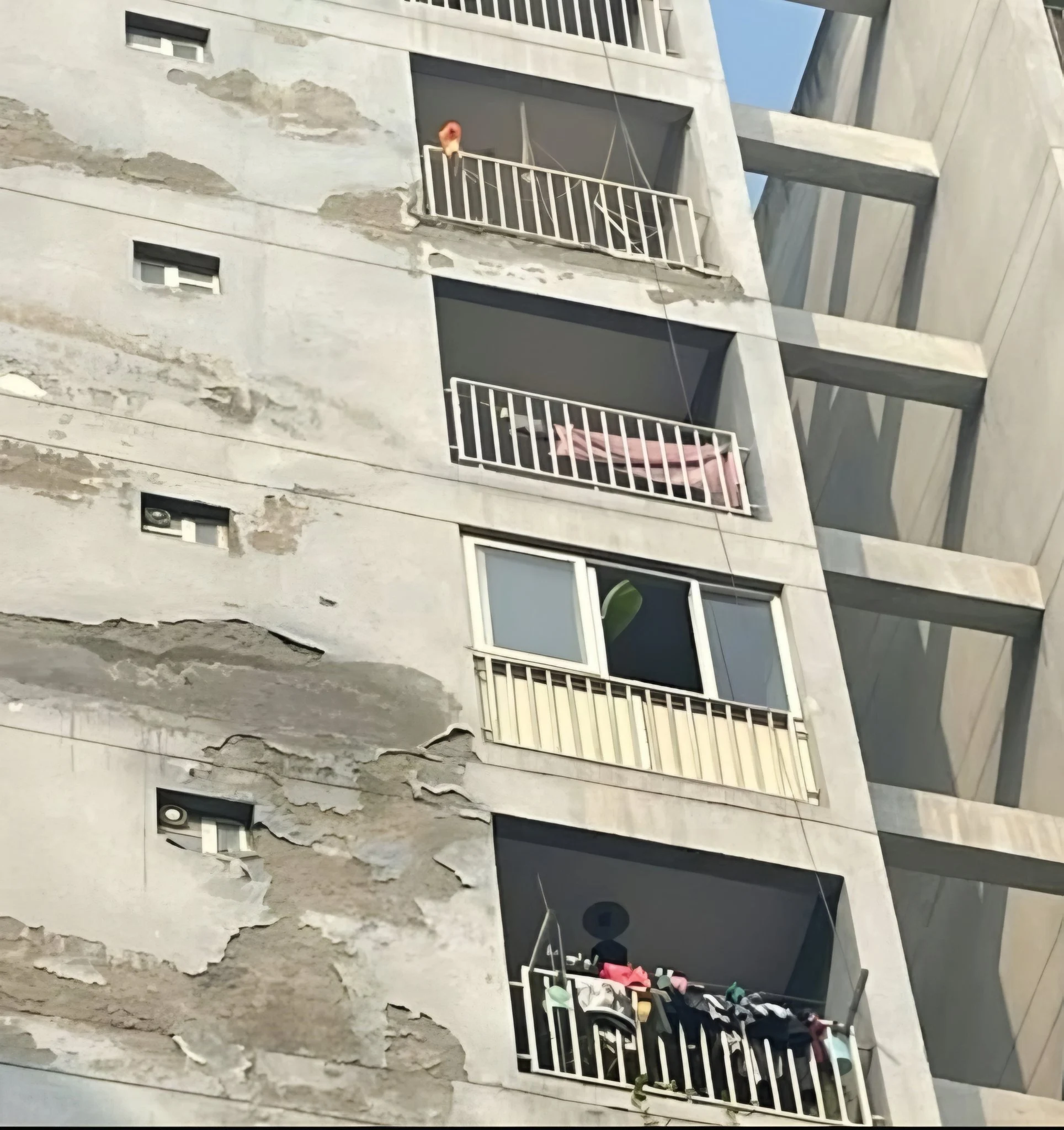 Trei surori în vârstă de 12, 14 și 16 ani au sărit în gol de la etajul nouă după ce părinții le-au luat telefonul