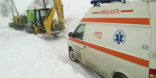 Ambulanţele înzăpezite au ajuns în staţii