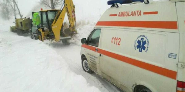 Ambulanţele înzăpezite au ajuns în staţii