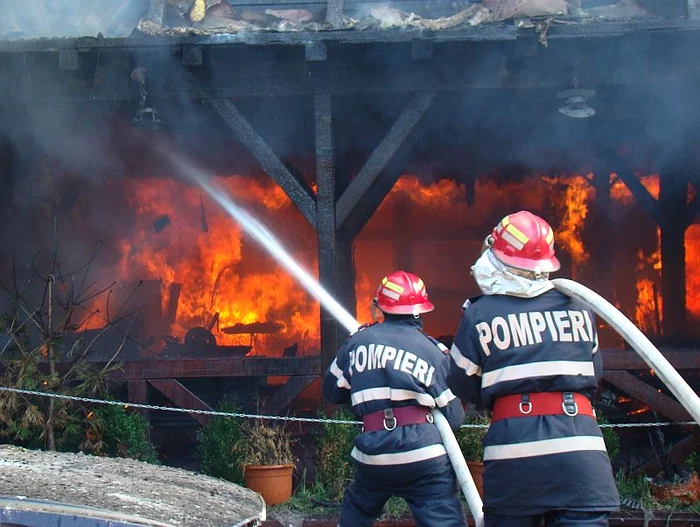 
    Pompierii s-au luptat cu flăcările la ferma din Stâlpu, judeţul Buzău. (Foto arhivă)  