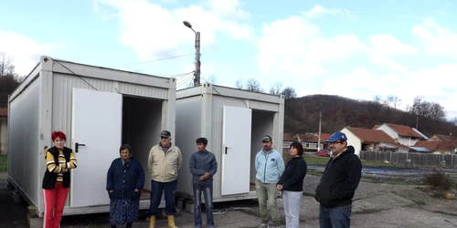 familile sinistrate din eşelniţa care aşteaptă ajutor FOTO Corina Macavei 