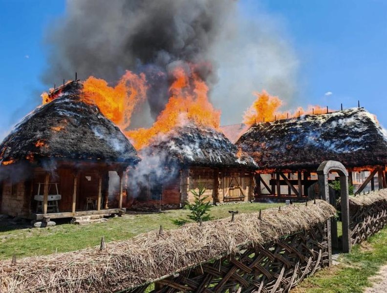 Monumentul istoric „Casa Lupuţ” din Sălaj, mistuit de flăcări. A ars și acoperișul unei școli aflate în apropiere