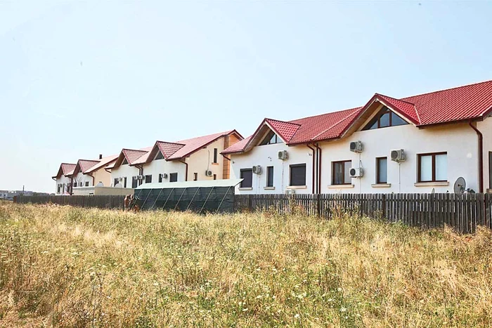 Hoţii au intrat în vilă prin partea din spate, care dă în câmp. În acel moment, Andreea şi soţul ei nu erau acasă