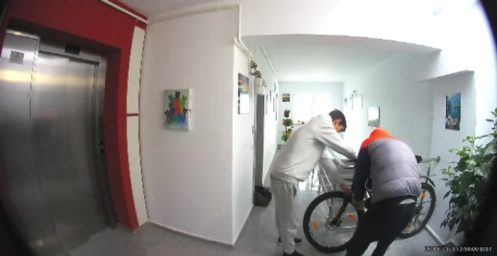 Doi dintre hoți, în plină acțiuneFoto: PRO TV / captură cameră de supraveghere