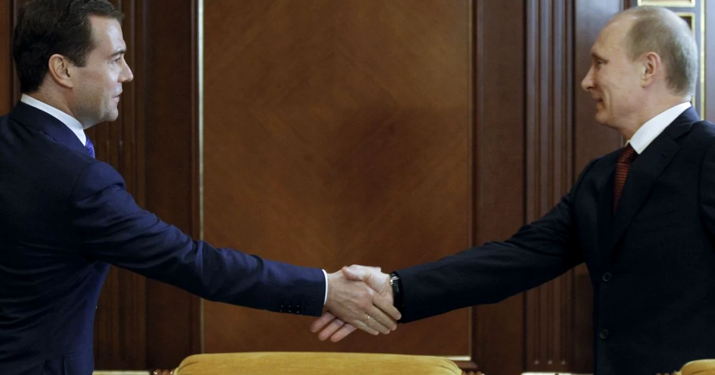 Este relaţia dintre Putin şi Medvedev la fel de solidă ca în 2008, sau cei doi oameni politici ruşi s-au distantat unul faţă de celălalt? 