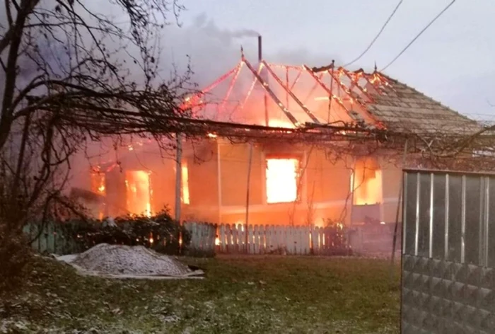 Se bănuieşte că un scurtcircuit sau jarul căzut din sobă a generat incendiul FOTO ISU Neamţ