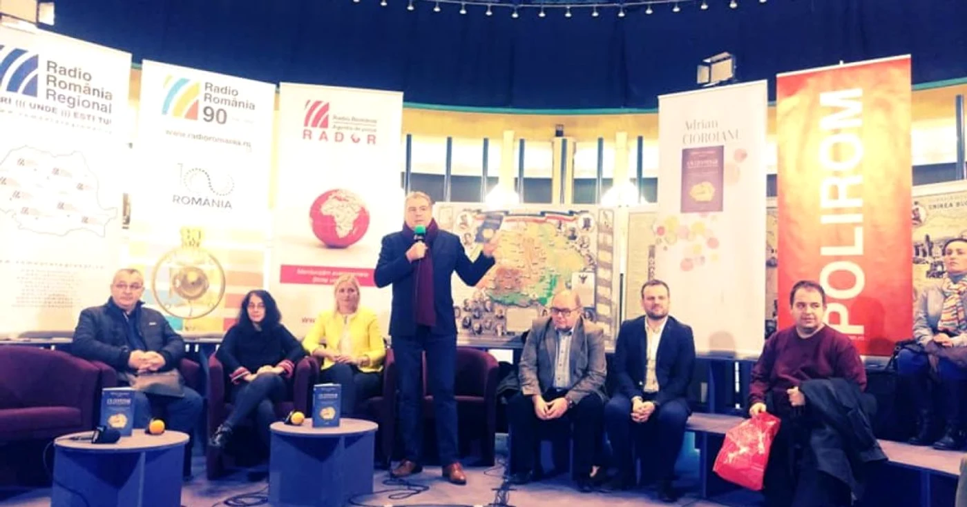18 autori au contribuit la volumul „Un centenar şi mai multe teme pentru acasă”, coordonat de Adrian Cioroianu                                                                                           FOTO: Facebook.com/ Claudia Fitcoschi