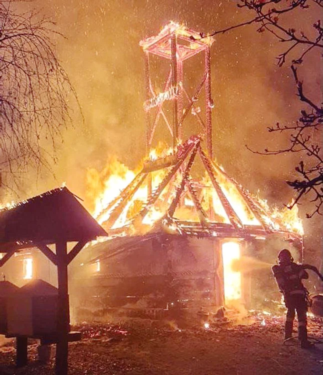 Flăcările  au fost stinse  cu greu de pompieri. FOTO: Facebook CJ Timiş