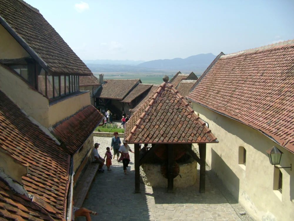 Cetatea Rasnov interior 2 jpg jpeg