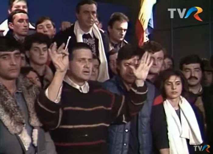 Mircea Dinescu scoate la licitație puloverul cu care a apărut la TVR în decembrie 1989