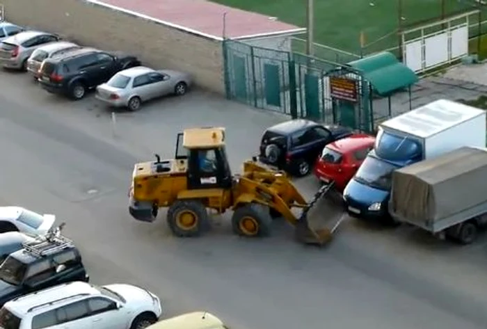 
    Buldozerul a lovit mai multe maşini  