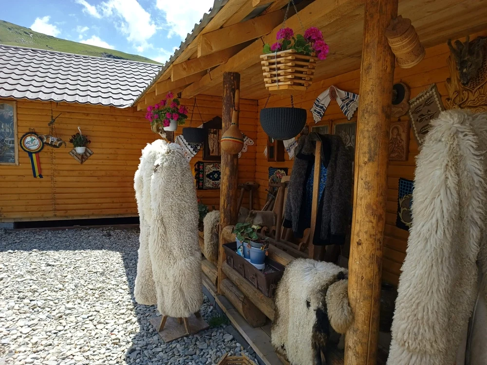 În muzeul de la Stâna Ştefanu sujt obiecte vechi şi de un secol                                  Foto: Alin Ion