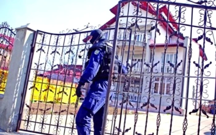 Mașina s-a oprit în colegii care luau prânzul la aceste mese