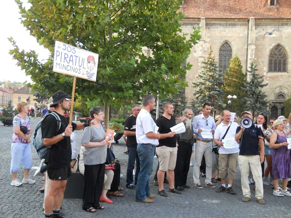 Aproape 30 de clujeni au protestat în strada faţă de întoarcerea lui Traian Băsescu la Cotroceni
