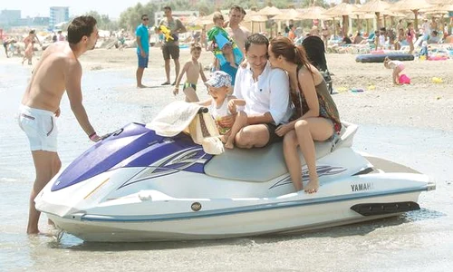În această vară, Andra și Cătălin Măruță s au distrat pe cinste împreună cu băiețelul lor, David, în staţiunea Mamaia jpeg