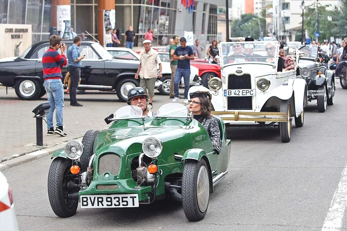 
    Zeci de bucureşteni  s-au adunat să vadă  bijuteriile pe  patru roţiFoto: Dorin Constanda  