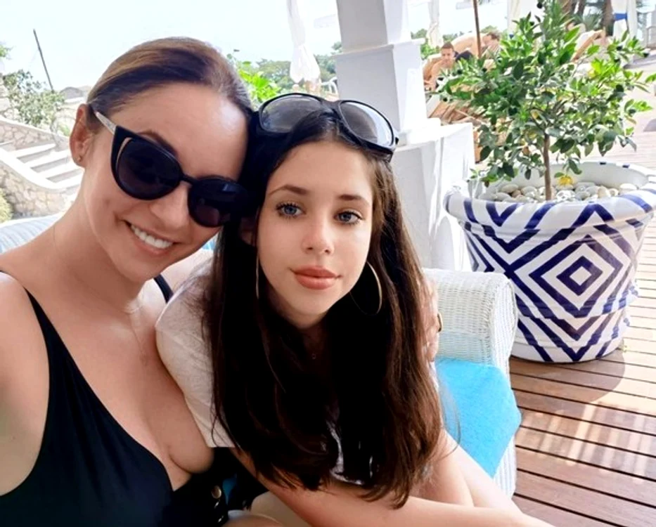
    Andreea Marin şi fiica ei Violeta, într-una din rarele imagini împreunăfoto: arhiva proprie/Facebook  