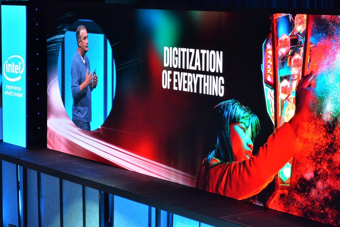 Brian Krzanich, directorul executiv al Intel, a primit o pereche de pantofi Lenovo. FOTO Adevărul