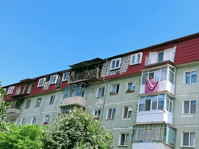 Mansarda blocului care a ars în aprilie 2022 în Râmnicu Vâlcea după o lună şi jumătate de la incident Foto Daciana Stoica - Adevărul